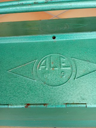 Caja de herramientas metálica vintage verde