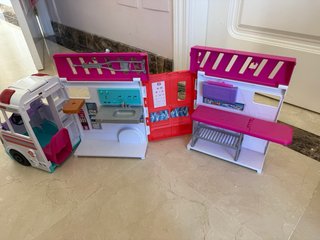 Lote de Barbies y accesorios