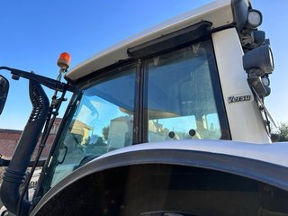 Tractor Valtra con pala incluida