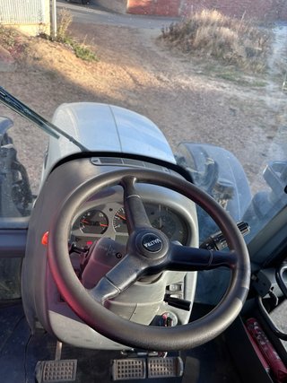 Tractor Valtra con pala incluida