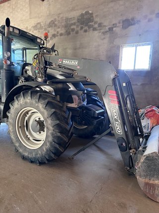 Tractor Valtra con pala incluida