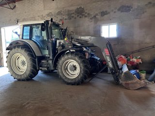 Tractor Valtra con pala incluida