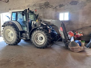 Tractor Valtra con pala incluida