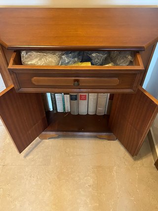 Mobile basso / console / libreria in legno scuro