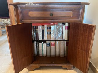 Mobile basso / console / libreria in legno scuro