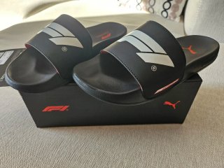 Chanclas unisex Puma F1 LEADCAT 2.0 LOGO negras.