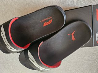 Chanclas unisex Puma F1 LEADCAT 2.0 LOGO negras.