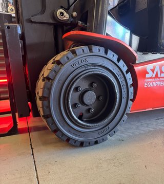 CARRETILLA ELEVADORA USADA 2000 KG