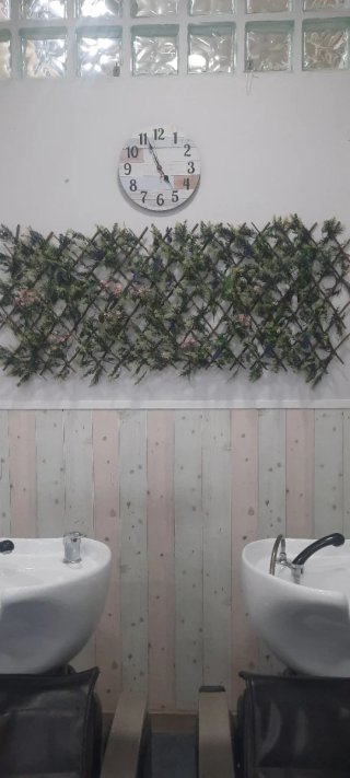 Decoración de pared verde y rosa