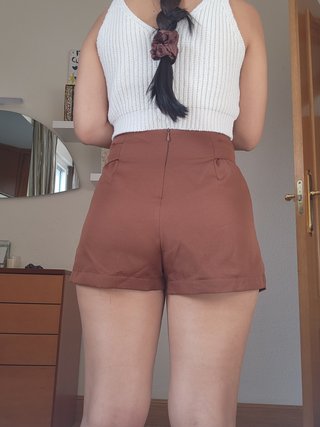 Falda short marrón con cinturón