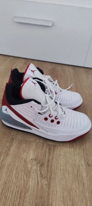 Zapatillas Jordan Max Aura 6  Blancas y Rojas