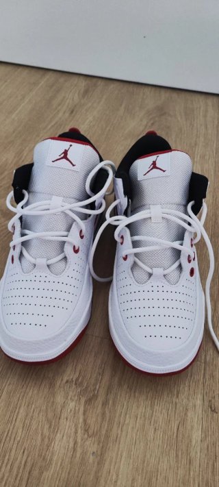 Zapatillas Jordan Max Aura 6  Blancas y Rojas