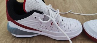 Zapatillas Jordan Max Aura 6  Blancas y Rojas