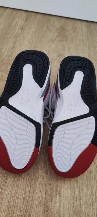 Zapatillas Jordan Max Aura 6  Blancas y Rojas