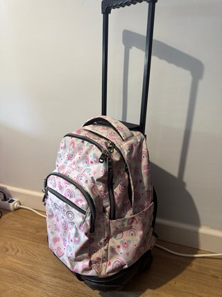 Mochila Totto con ruedas y diseño arcoíris