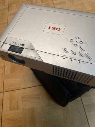 Proyector Oki con múltiples conexiones