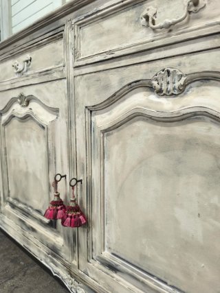 Gran aparador vintage beige y blanco.