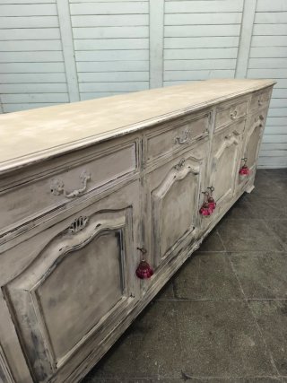Gran aparador vintage beige y blanco.