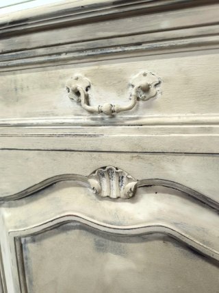 Gran aparador vintage beige y blanco.