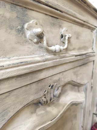 Gran aparador vintage beige y blanco.