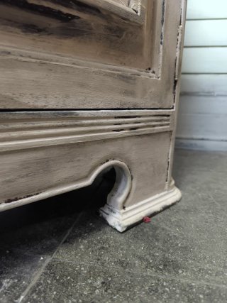 Gran aparador vintage beige y blanco.