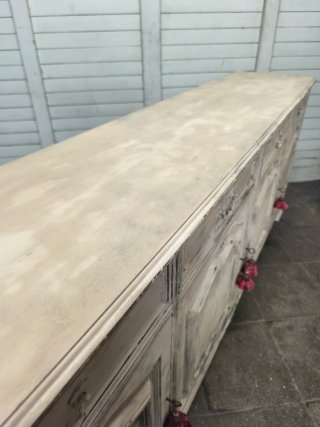 Gran aparador vintage beige y blanco.
