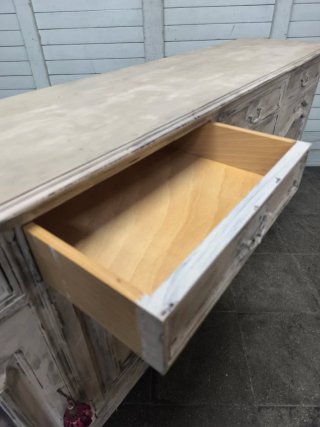 Gran aparador vintage beige y blanco.