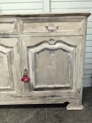 Gran aparador vintage beige y blanco.