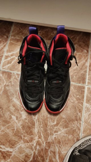 Zapatillas Jordan Negras y Rojas