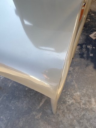 Silla moderna de metal plateado