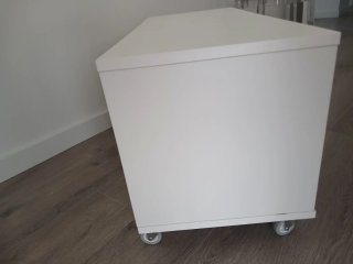 Mesa TV Ikea VIHALS con ruedas