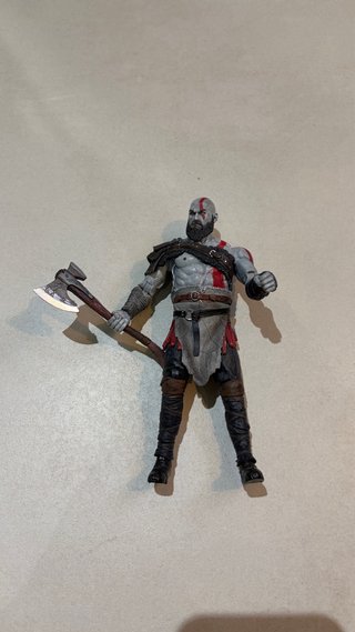 Figura Kratos God of War con Hacha Leviatán
