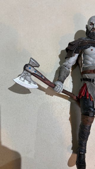 Figura Kratos God of War con Hacha Leviatán