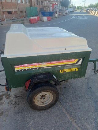 Remolque Urbani verde con tapa blanca
