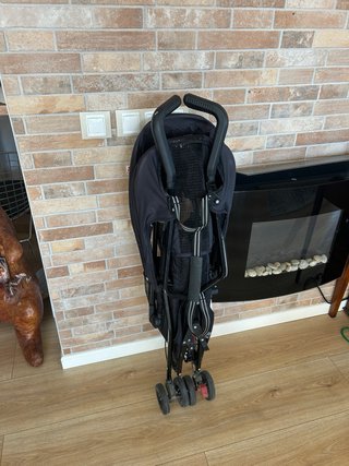 Silla de paseo Maclaren plegable tipo paraguas.
