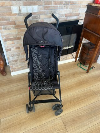 Silla de paseo Maclaren plegable tipo paraguas.
