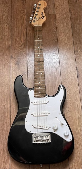 Guitarra Squier Mini Negra