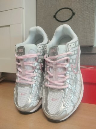 Nike P-6000 Plata/Blanco/Rosa Talla 39EU