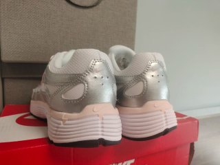 Nike P-6000 Plata/Blanco/Rosa Talla 39EU