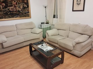 Sofá de tela beige