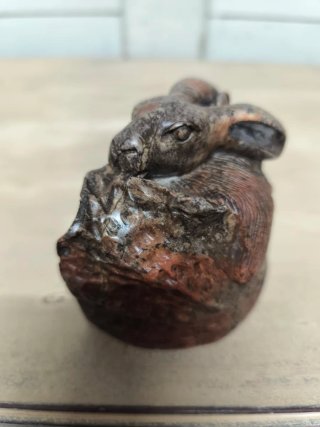 Pisapapeles antiguo de mármol tallado.