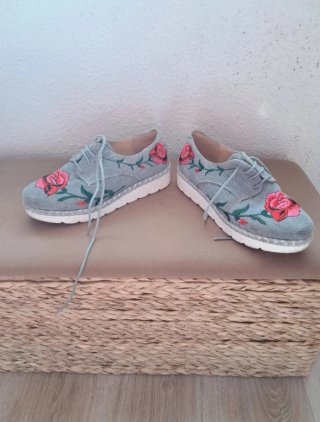 Zapatos planos bordados rosas