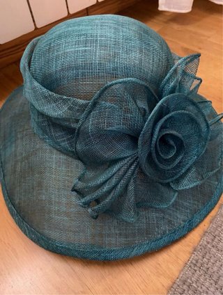 Sombrero verde esmeralda con flor