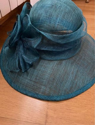 Sombrero verde esmeralda con flor