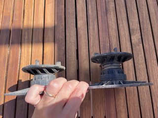 Suelo técnico elevado para exterior en color gris.