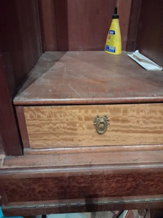 Armario grande de madera con espejo