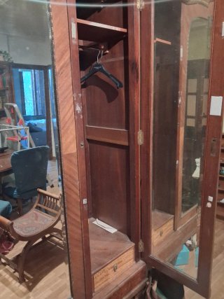 Armario grande de madera con espejo
