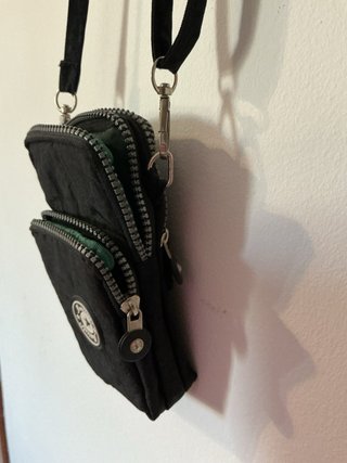 Bandolera negra con cremalleras