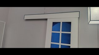 Puerta con cristales azules y tiradores