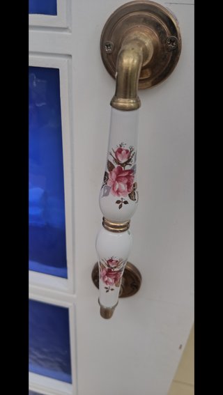 Puerta con cristales azules y tiradores